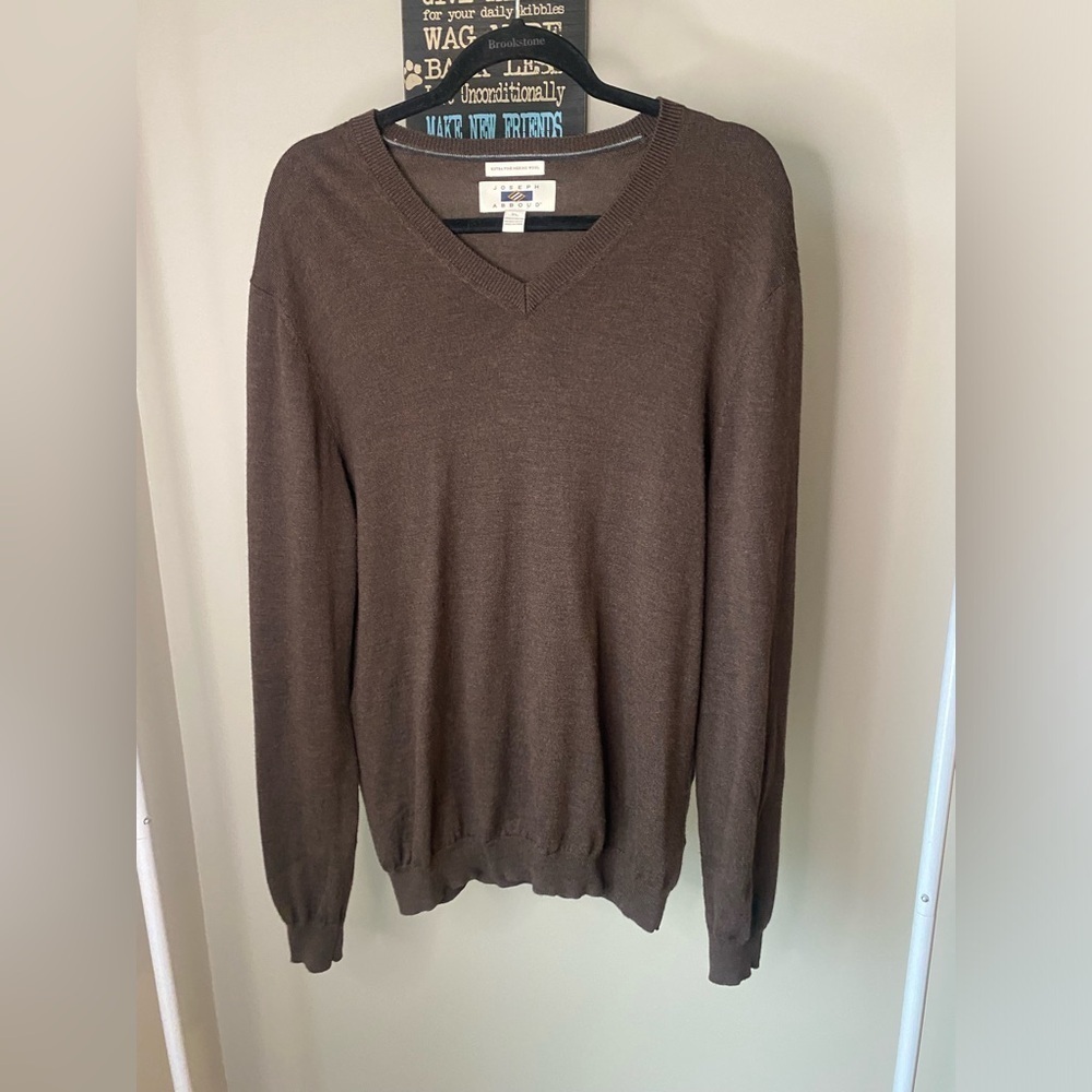Joseph Abboud 100% extra fine merino wool brown v-neck sweater